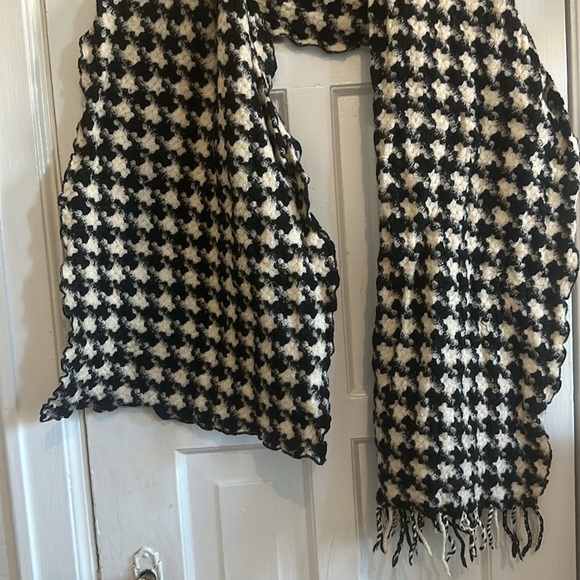 Scarf (believe it’s wool) - Picture 9 of 13